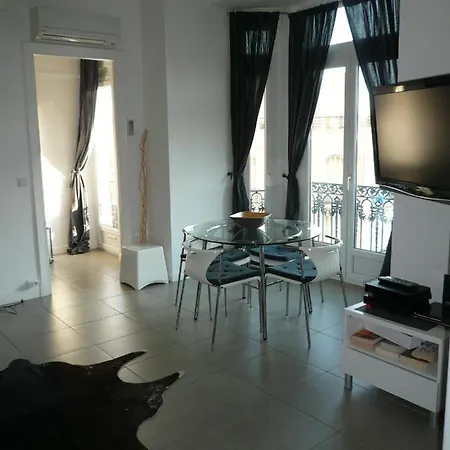 2 Pièces, Centre Ville, 50 Mètres Plages Et Mer. *