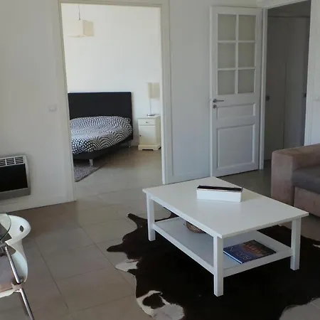 Appartement 2 Pièces, Centre Ville, 50 Mètres Plages Et Mer.