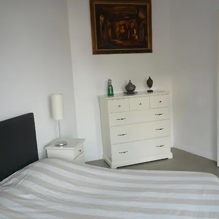 2 Pièces, Centre Ville, 50 Mètres Plages Et Mer. *