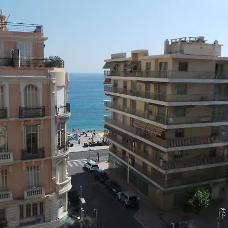 2 Pièces, Centre Ville, 50 Mètres Plages Et Mer. Appartement *