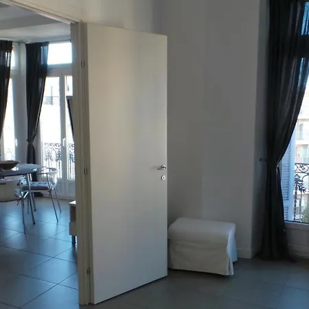 2 Pièces, Centre Ville, 50 Mètres Plages Et Mer. *