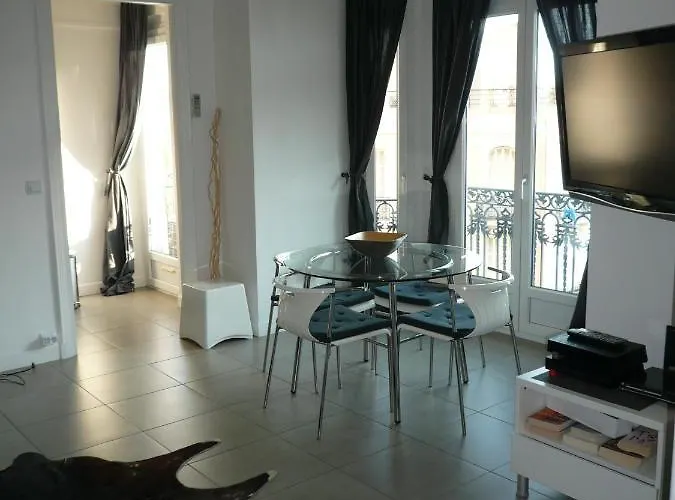 2 Pieces, Centre Ville, 50 Metres Plages Et Mer. *