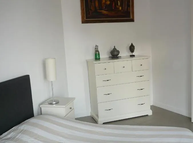 2 Pieces, Centre Ville, 50 Metres Plages Et Mer. *