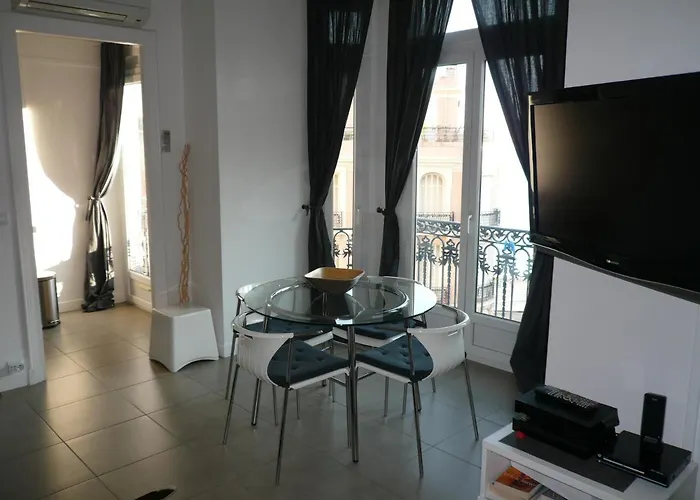 2 Pieces, Centre Ville, 50 Metres Plages Et Mer. * Ментона