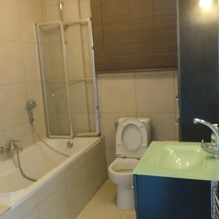 2 Pieces, Centre Ville, 50 Metres Plages Et Mer.