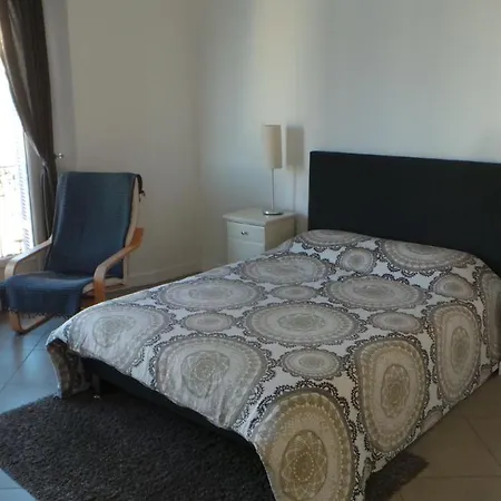 2 Pieces, Centre Ville, 50 Metres Plages Et Mer.