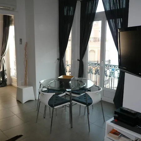 2 Pieces, Centre Ville, 50 Metres Plages Et Mer. * Ментона