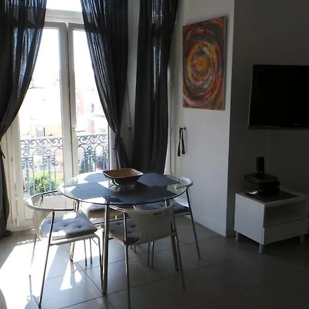 2 Pieces, Centre Ville, 50 Metres Plages Et Mer. Apartament Mentona