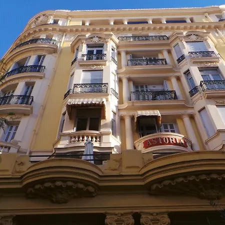 아파트 2 Pieces, Centre Ville, 50 Metres Plages Et Mer. *