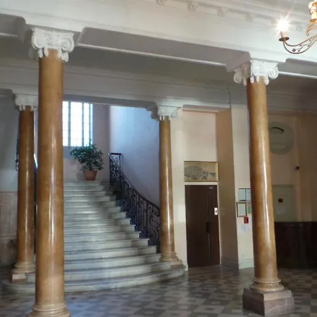 2 Pieces, Centre Ville, 50 Metres Plages Et Mer. * Ментона