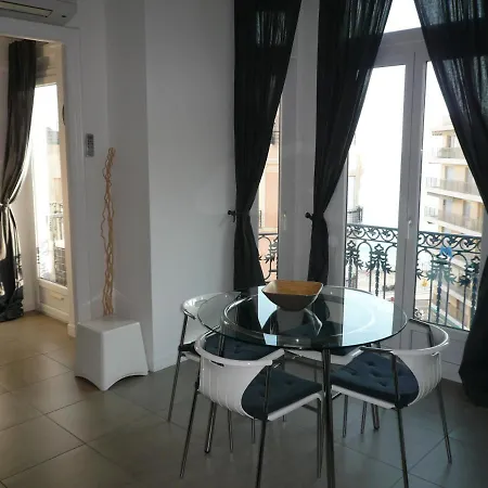 2 Pieces, Centre Ville, 50 Metres Plages Et Mer.