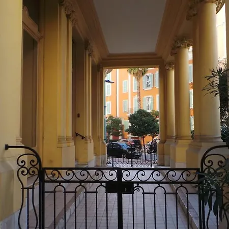 2 Pieces, Centre Ville, 50 Metres Plages Et Mer. * Ментона