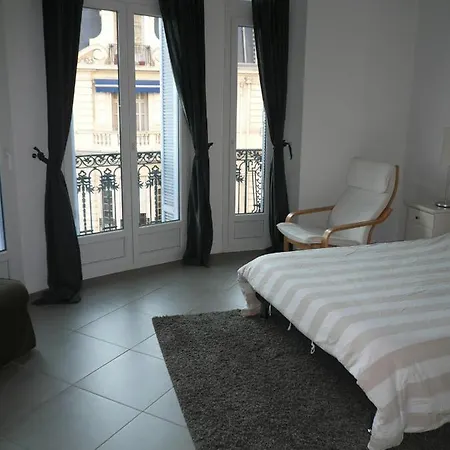 2 Pieces, Centre Ville, 50 Metres Plages Et Mer. * Menton