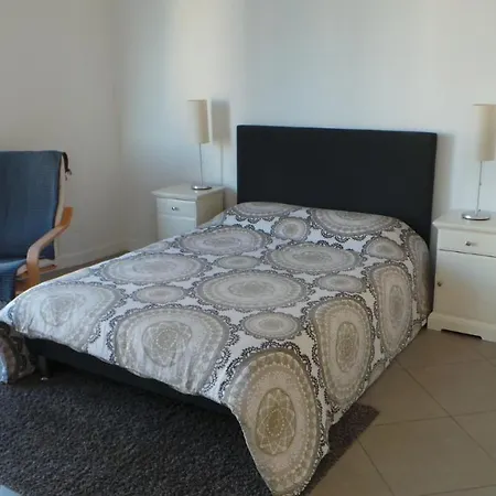 2 Pieces, Centre Ville, 50 Metres Plages Et Mer. *