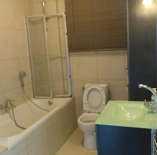 2 Pieces, Centre Ville, 50 Metres Plages Et Mer.