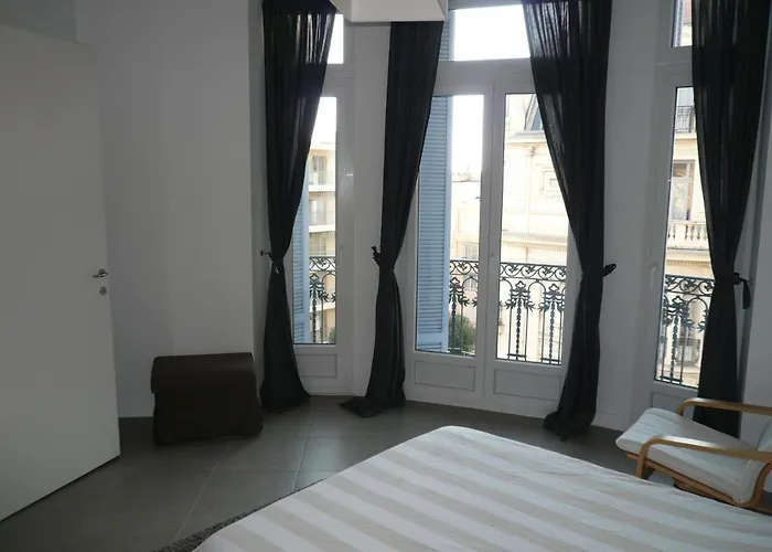 2 Pieces, Centre Ville, 50 Metres Plages Et Mer. Apartmán