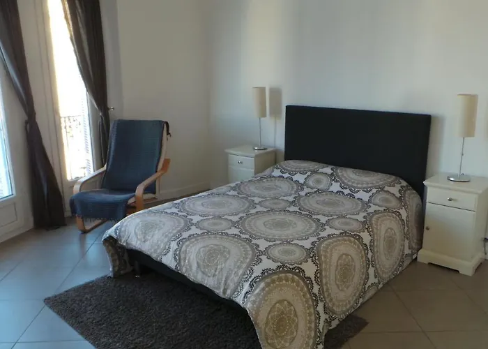 2 Pieces, Centre Ville, 50 Metres Plages Et Mer.