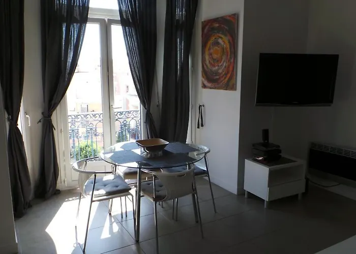 2 Pieces, Centre Ville, 50 Metres Plages Et Mer. Apartment Menton