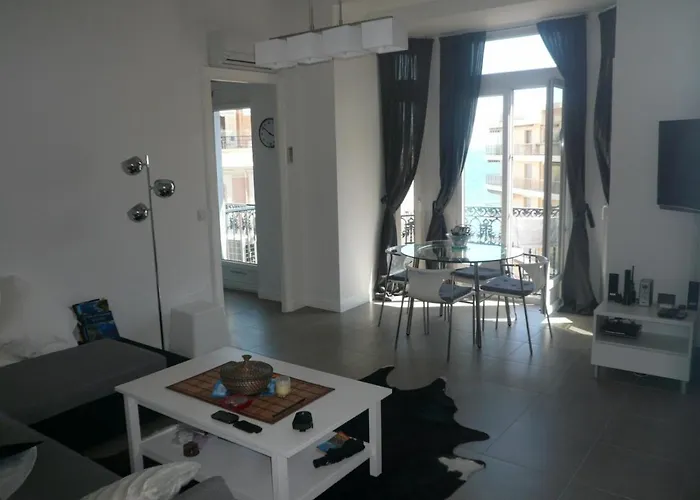 2 Pieces, Centre Ville, 50 Metres Plages Et Mer. * Menton