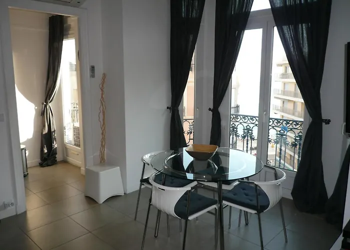 2 Pieces, Centre Ville, 50 Metres Plages Et Mer.