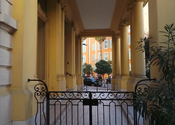 2 Pieces, Centre Ville, 50 Metres Plages Et Mer. * Menton