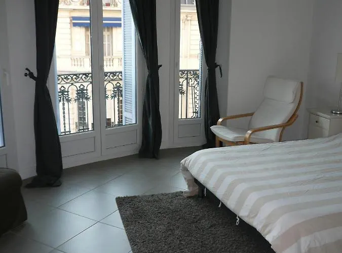 2 Pieces, Centre Ville, 50 Metres Plages Et Mer. * Menton