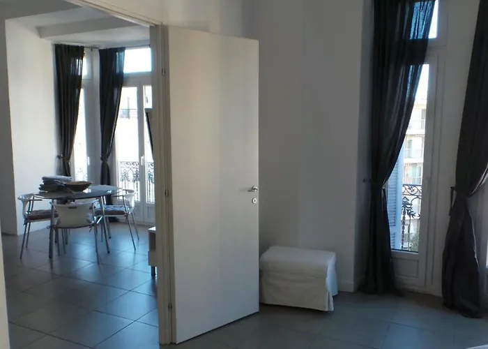 2 Pieces, Centre Ville, 50 Metres Plages Et Mer. *